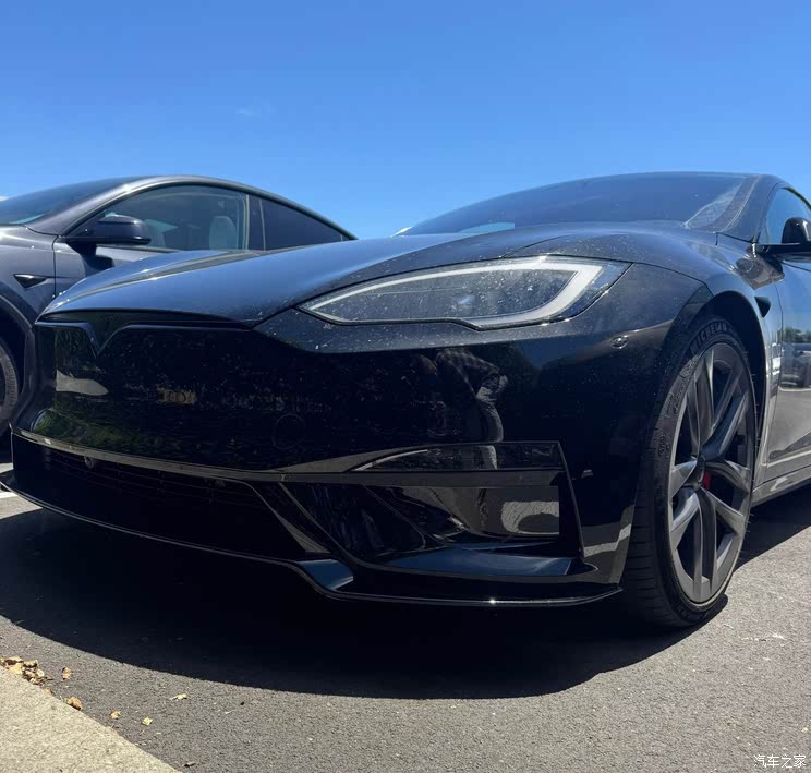 新款特斯拉Model S Plaid实车 依旧采用屏幕换挡 外观不再低调新款特斯拉Model S Plaid实车 依旧采用屏幕换挡 外观不再低调