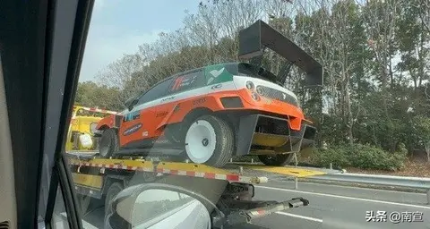 纯电小车开上拉力赛道，燃油老粉坐不住了，它真能跑赢？