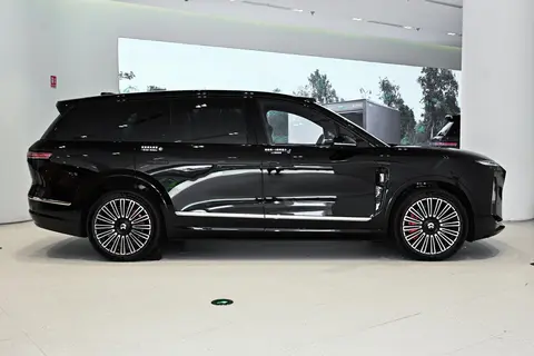 5米2的车长 3.9秒的破百！谁说全尺寸SUV不能崩直线？